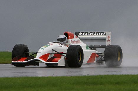 Det japanskbritiske team forsøgte sig i starten af 90’erne med forskellige unikke motorløsninger til deres Formel 1-racere, bl.a. specialbyggede motorer fra Porsche og Mugen. Denne bil fremstår nu med en tidstypisk Ford Cosworth V8-motor, og i sin tid havde teamet Michele Alboreto og Aguri Suzuki som kørere.